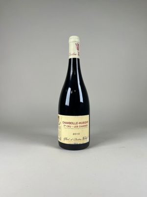 une bouteille de vin rouge posée sur une table