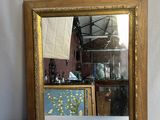 une photo d'un miroir posé sur une table