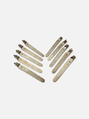 six morceaux de bois sont disposés en cercle sur une surface blanche