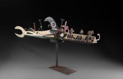 un gros plan d'une sculpture représentant un bateau posée sur un socle