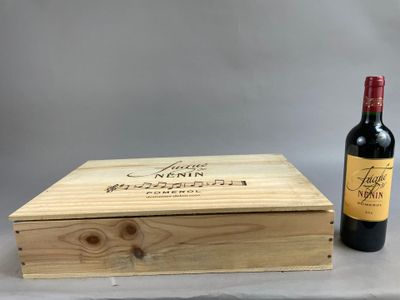 une boîte en bois avec une bouteille de vin à côté