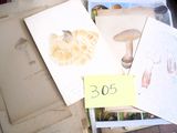 une pile de post-it posée sur une table