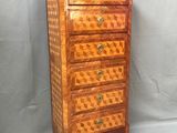 une vieille commode en bois avec un plateau en marbre
