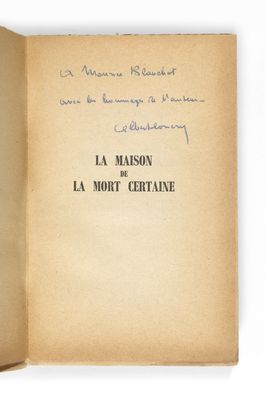 un livre ouvert sur lequel figure un titre écrit à la main