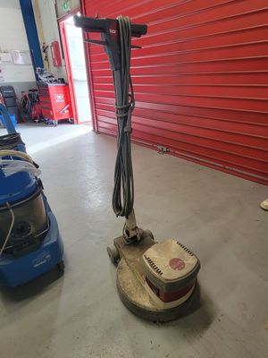 Le sol est propre et prêt à être utilisé dans le garage