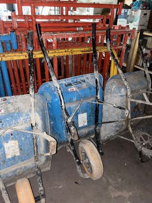 de nombreux outils de toutes sortes qui traînent par terre