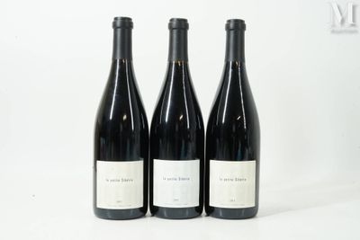 trois bouteilles de vin posées l'une à côté de l'autre sur une table