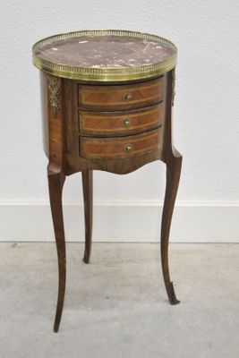une petite table en bois avec un plateau en marbre
