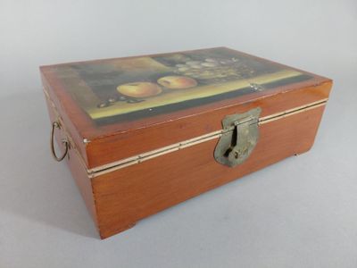 une petite boîte en bois avec un tableau dessus