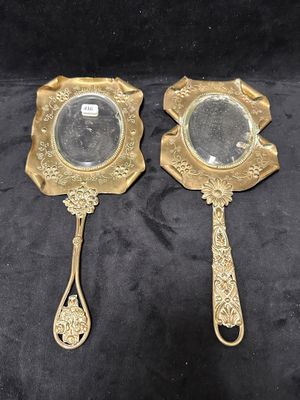 deux miroirs anciens en laiton, ornés de motifs élaborés sur fond noir