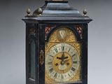 une horloge posée sur une table