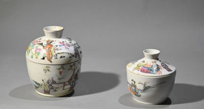 deux vases posés l'un à côté de l'autre sur une table
