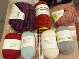 de nombreuses pelotes de laine posées sur une boîte en carton