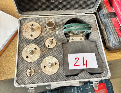 une mallette métallique contenant plusieurs outils