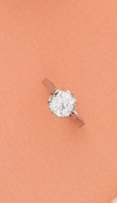 un gros plan sur la main d'une femme tenant une bague en diamant
