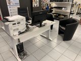 un bureau d'ordinateur sur lequel se trouve une imprimante