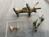 Plusieurs objets anciens sont exposés sur une table