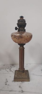 une lampe posée sur une table en marbre