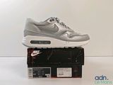 La Nike Air Max est posée sur une boîte, sur une surface blanche.