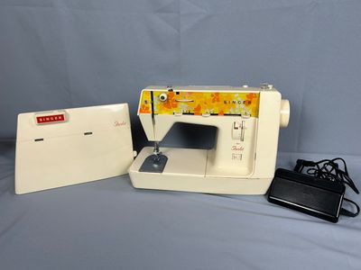 une machine à coudre blanche ornée de fleurs jaunes