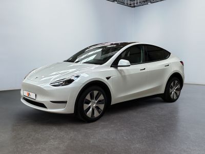 une Tesla Model X blanche garée dans une pièce blanche