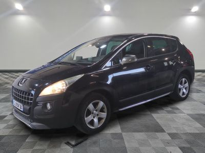 la photo d'une voiture noire garée dans un garage