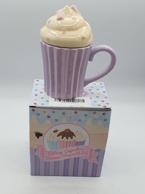 un cupcake en forme de cupcake posé sur une boîte