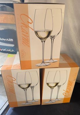 deux cartons de verres à vin empilés l'un sur l'autre