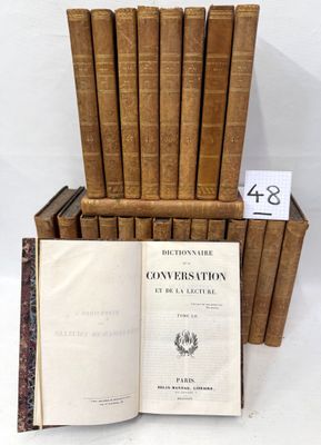 plusieurs vieux livres empilés sur une table
