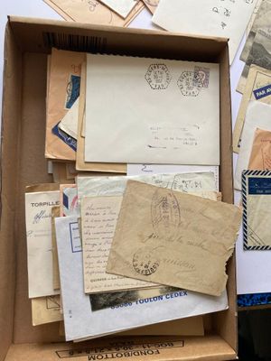 une boîte remplie de lettres et d'enveloppes posée sur une table