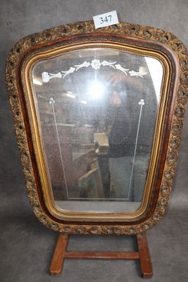 un miroir posé sur un socle en bois