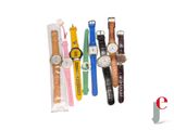 cinq modèles de montres différents sur fond blanc