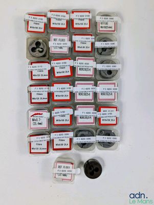 On voit sur cette photo de nombreux types de vis et d'écrous différents.