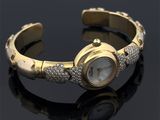 un bracelet en or avec un cadran blanc orné de diamants