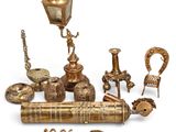 une image représentant un ensemble d'objets anciens en laiton sur fond blanc