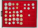 une boîte rouge contenant beaucoup de pièces de monnaie
