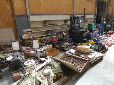 Il y a de nombreux types de machines dans cet entrepôt