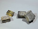 trois pièces d'argent et d'or sur un fond blanc