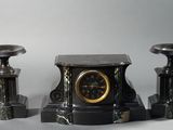 trois horloges en marbre noir empilées les unes sur les autres