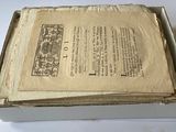 un vieux livre dans une boîte posée sur une table
