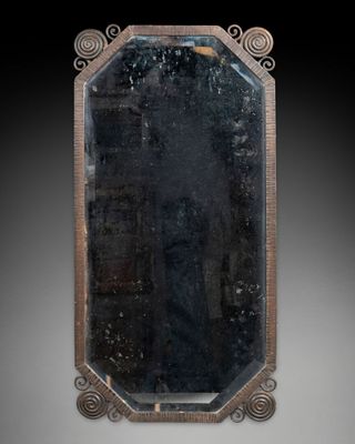 un miroir ancien avec un fond noir et un cadre doré