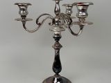 un chandelier en argent avec trois bougies