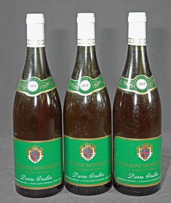 trois bouteilles de vin posées sur une table l'une à côté de l'autre