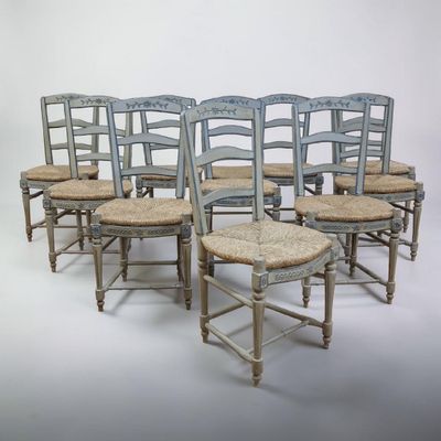 lot de six chaises de salle à manger peintes, avec coussins de dossier en rotin