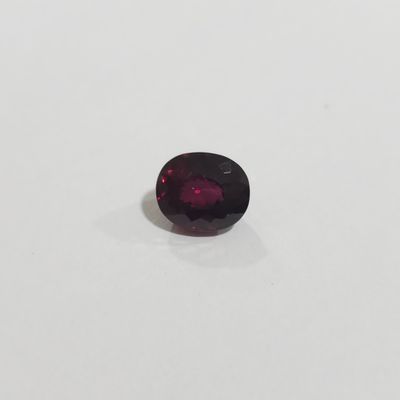 une pierre de grenat rouge sur un fond blanc