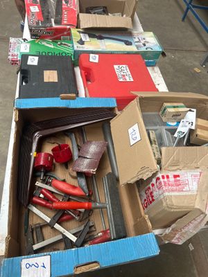 une caisse remplie d'outils posée sur une table dans un entrepôt
