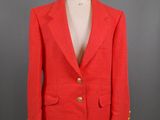 une photo d'une veste rouge sur un mannequin
