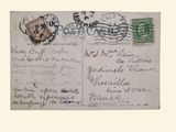 une vieille carte postale sur laquelle sont collés de nombreux timbres
