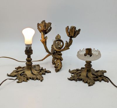 paire de lampes de table anciennes en laiton avec des abat-jours en verre