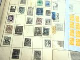 beaucoup de timbres sur un livre posé sur une table